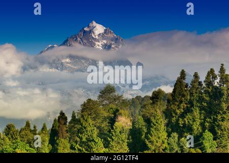 Splendida vista sulle montagne dell'Himalaya a Ravangla, Sikkim. Himalaya è la grande catena montuosa in Asia , compreso il Monte Everest - a 29029 piedi, il Foto Stock