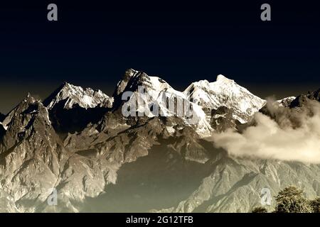 Da sinistra - Monte Kabru Sud (24215 piedi), Monte Kabru Nord e Monte Talung (24200 piedi) - splendida vista delle grandi montagne Himalayane a Ravangla, Foto Stock