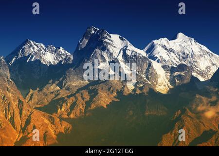 Da sinistra - Monte South Kabru (24215 piedi), Monte North Kabru e Monte Talung (24200 piedi) - splendida vista delle montagne Himalayane a Ravangla, Sikkim Foto Stock