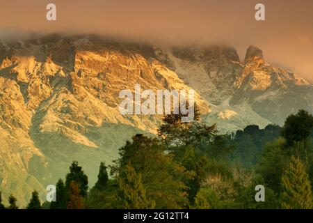 Splendida vista sulle montagne dell'Himalaya a Ravangla, Sikkim. Himalaya è la grande catena montuosa in Asia con più di 50 cime , per lo più più alte Foto Stock