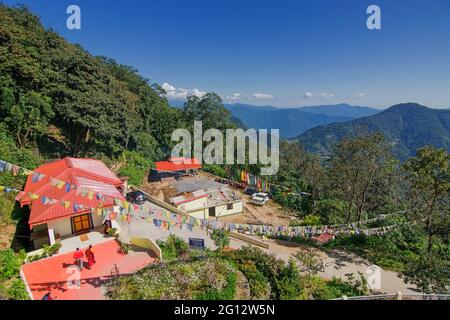 Un bellissimo monastero buddista illuminato dal sole - Sammruptse nella città di Ravangla, Sikkim, India. Cielo blu nuvoloso sopra e Monti Himalayani sullo sfondo. Foto Stock