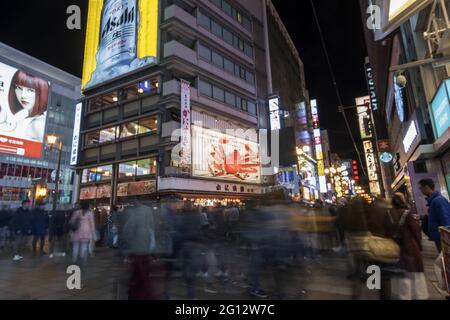 OSAKA, GIAPPONE - 26 dicembre 2019: Osaka, Giappone- 28 Nov, 2019: Passeggiata turistica nella via dello shopping di Dotonbori. Foto Stock