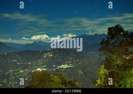 Bella vista della Moonlit Kanchenjungha montagna gamma di grande Himalaya, girato in una notte piena luna. Rinchenpong, Sikkim, India Foto Stock