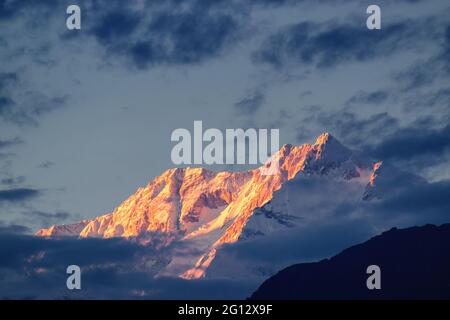 Bella ultima luce dal tramonto sul Monte Kanchenjugha, catena montuosa dell'Himalaya, Sikkim, India. Colore tinta sulle montagne al crepuscolo Foto Stock