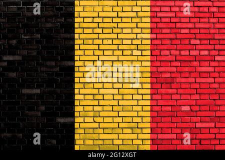 Bandiera del Belgio dipinta su un muro di mattoni Foto Stock