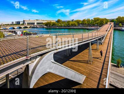 FRANCIA. PARIGI (75). PASSERELLA SIMONE-DE-BEAUVOIR. BERCY BRIDGE E IL MINISTERO DELLE FINANZE Foto Stock