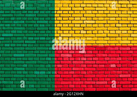 Bandiera del Benin dipinta su un muro di mattoni Foto Stock