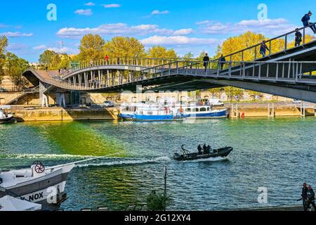 FRANCIA. PARIGI (75). IL FIUME SENNA SOTTO LA GUARDIA DELLA POLIZIA DEL FIUME. PASSERELLA SIMONE-DE-BEAUVOIR Foto Stock