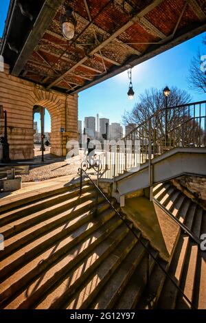 FRANCIA. PARIGI (75). 16° ARRONDISSEMENT. IL PONTE BIR-HAKEIM SCALE E GLI EDIFICI CHE SI AFFACCIANO SULLA SENNA. Foto Stock