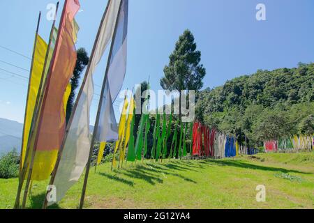 Bandiere religiose buddiste che sventolano nella brezza , nei ricordi delle anime defunte, nel monastero di Rinchenpong, Sikkim, India. Foto Stock