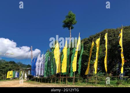 Bel modo per il monastero di Okhrey nel villaggio di Okhrey, le bandiere religiose di preghiera Buddisti colorate ondeggiano sull'altro lato della strada. Okhrey villaggio. Foto Stock