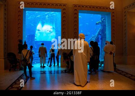 I visitatori ammirano il pesce al resort di lusso Atlantis a Palm Jumeirah, Dubai. 2.Dec. 2018 Foto Stock