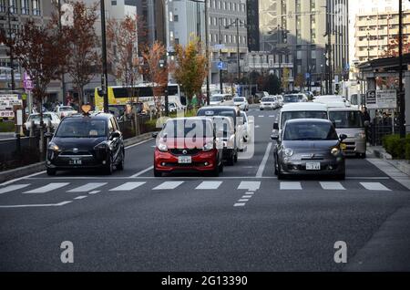 KYOTO, GIAPPONE - 13 dicembre 2019: Kyoto, Giappone - 24 novembre 2019: Viaggio veico sulla strada di fronte alla stazione di Kyoto, Giappone. Foto Stock