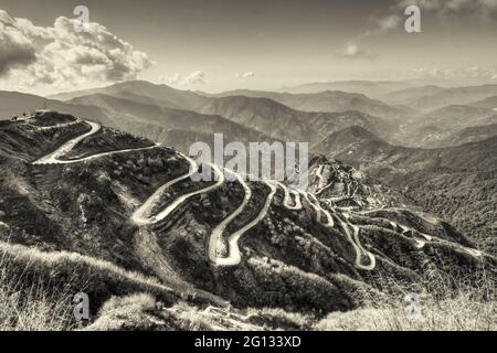 Belle strade curvy sulla vecchia Via della Seta, rotta commerciale della Seta tra Cina e India, immagine stock tinta, Sikkim Foto Stock