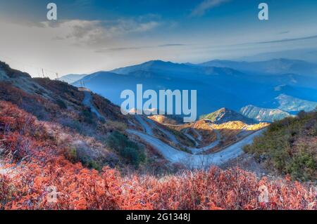 Belle strade Curvy sulla vecchia Via della Seta, Via commerciale della Seta tra la Cina e il confine India, Sikkim, India. Parte del progetto OBOR della Cina per il commercio. Foto Stock