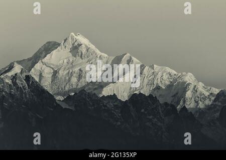 Bella prima luce dall'alba sul Monte Kanchenjugha, catena montuosa dell'Himalaya, Sikkim, India. Immagine stock colorata. Foto Stock