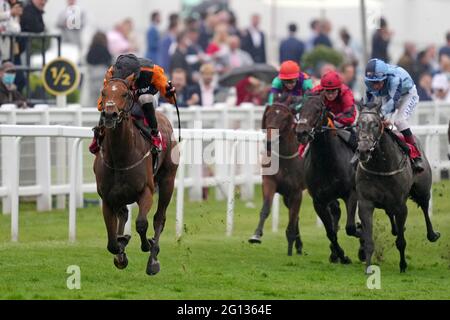 Rhoscolyn guidato da James Doyle (a sinistra) sulla strada per vincere ...