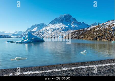 Lago Grey (Grey Lake) in inverno con iceberg e ghiacciaio Grey sullo sfondo, Torres del Paine parco nazionale, Patagonia, Cile. Foto Stock