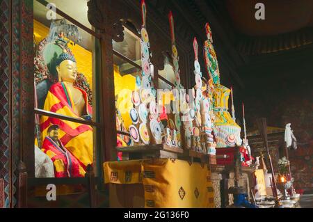 SILERYGAON, SIKKIM, INDIA - NOVEMBRE 12 2012 : interno del monastero, fucilato con permesso, simboli religiosi buddisti, monastero di Sangchen Dorjee. Foto Stock