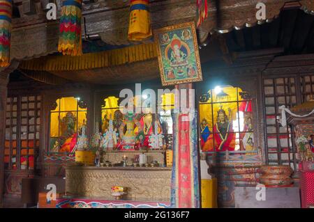 SILERYGAON, SIKKIM, INDIA - NOVEMBRE 12 2012 : interno del monastero, fucilato con permesso, simboli religiosi buddisti, monastero di Sangchen Dorjee. Foto Stock