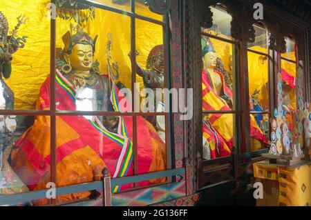 SILERYGAON, SIKKIM, INDIA - NOVEMBRE 12 2012 : interno del monastero, fucilato con permesso, simboli religiosi buddisti, monastero di Sangchen Dorjee. Foto Stock