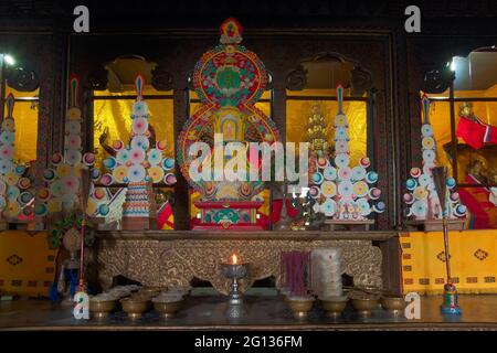 SILERYGAON, SIKKIM, INDIA - NOVEMBRE 12 2012 : interno del monastero, fucilato con permesso, simboli religiosi buddisti, monastero di Sangchen Dorjee. Foto Stock