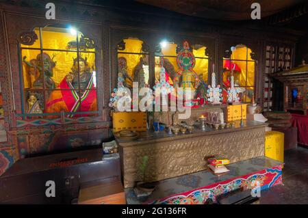 SILERYGAON, SIKKIM, INDIA - NOVEMBRE 12 2012 : interno del monastero, fucilato con permesso, simboli religiosi buddisti, monastero di Sangchen Dorjee. Foto Stock