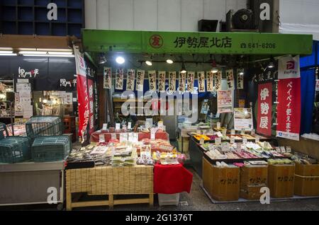 OSAKA, GIAPPONE - 26 dicembre 2019: Osaka, Giappone - 28 novembre 2019: Negozio di sottaceti tradizionali al mercato di Kuromon. Il Kuromon Market è il più grande cibo e verdura Foto Stock