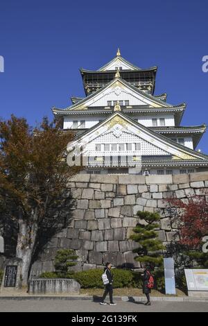 OSAKA, GIAPPONE - 05 dicembre 2019: Osaka, Giappone - 01 dicembre 2019: Turisti e persone visitano il castello di Osaka, Giappone. Foto Stock