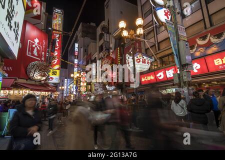 OSAKA, GIAPPONE - 26 dicembre 2019: Osaka, Giappone- 28 Nov, 2019: Passeggiata turistica nella via dello shopping di Dotonbori. Foto Stock