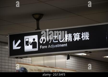 OSAKA, GIAPPONE - 26 dicembre 2019: Osaka, Giappone - 28 novembre 2019: Cartello di adeguamento sulla piattaforma della stazione della metropolitana di Osaka, Giappone. Foto Stock