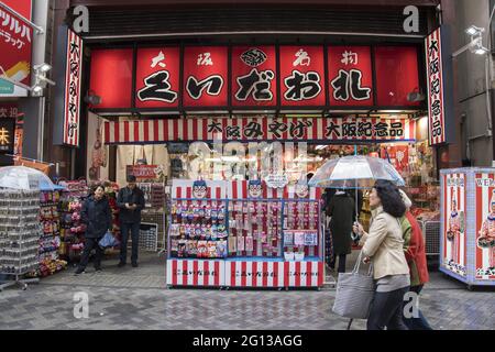 OSAKA, GIAPPONE - 26 dicembre 2019: Osaka, Giappone - 28 novembre 2019: Negozi di souvenir con articoli decorati Kuidaore Taro Clown a Dotombori Osaka. Foto Stock