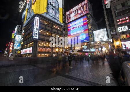 OSAKA, GIAPPONE - 26 dicembre 2019: Osaka, Giappone- 28 Nov, 2019: Passeggiata turistica nella via dello shopping di Dotonbori. Foto Stock