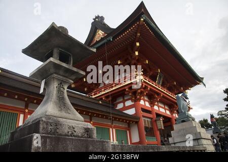 KYOTO, GIAPPONE - 13 dicembre 2019: Kyoto, Giappone - 25 novembre 2019: Vista del santuario di Fushimi Inari-taisha a Kyoto, Giappone Foto Stock