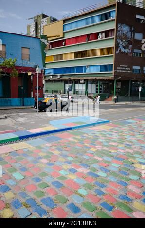 Buenos Aires, Argentina - Gennaio 2020: Argine pavimentate con pietre multicolore a la Boca - quartiere storico che è famosa attrazione turistica. Foto Stock