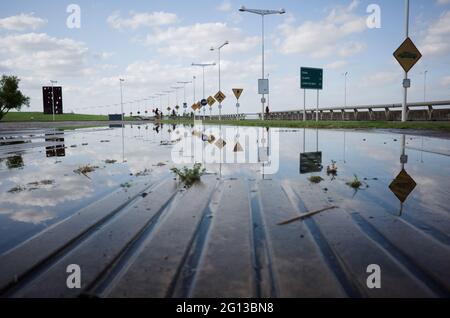 Il vicolo del lampione riflesso nell'acqua nel parco commemorativo chiamato Monumento las Victimas del Terrorismo de Estado significa Monumento alle vittime del terrorismo di Stato Foto Stock