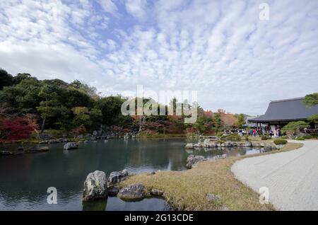 KYOTO, GIAPPONE - 11 Dic 2019: Kyoto, Giappone-26 Nov, 2019: Bell'autunno con foglie colorate al tempio Tenryuji ad Arashiyama, Kyoto, Giappone. Foto Stock