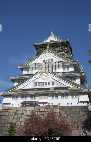 OSAKA, GIAPPONE - 05 dicembre 2019: Osaka, Giappone - 01 dicembre 2019: Turisti e persone visitano il castello di Osaka, Giappone. Foto Stock