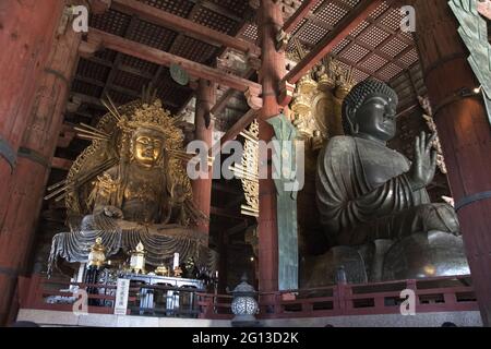 NARA, GIAPPONE - 24 Dic 2019: Nara, Giappone - 27 Nov, 2019: Daibutsu - il grande Buddha con Kokuzo Bosatsu - Dea Cinese a Daibutsuden, il grande Bud Foto Stock