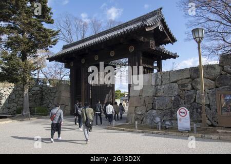 HIMEJI, GIAPPONE - 17 dicembre 2019: Himeji, Giappone - 30 novembre 2019: Porta del castello di Himeji a Hyogo, Giappone. Il Castello di Himeji è il più grande e visitato Foto Stock