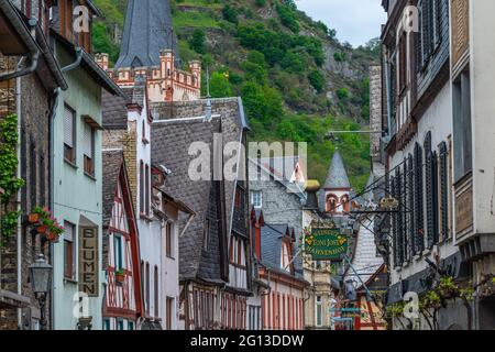 Case a graticcio nel centro storico di Bacharach, alta Valle del Medio Reno, patrimonio mondiale dell'UNESCO, Renania-Palatinato, Germania Foto Stock