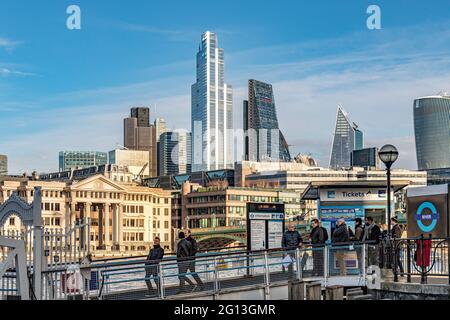 Persone in attesa di un Tamigi Clipper barca al Bankside Pier una fermata del traghetto Tamigi sulla sponda Sud del Tamigi, Londra, Regno Unito Foto Stock