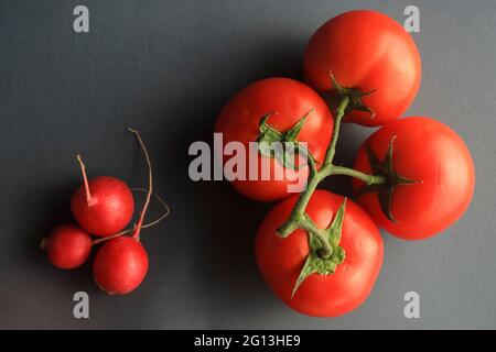 pomodoro e rafano su sfondo nero Foto Stock