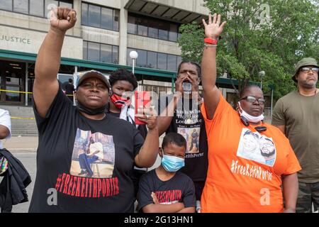 Detroit, Michigan, Stati Uniti. 4 Giugno 2021. La famiglia e gli amici dei prigionieri che dicono sono stati condannati a torto rally fuori del tribunale penale edificio, la Frank Murphy Hall of Justice. Credit: Jim West/Alamy Live News Foto Stock