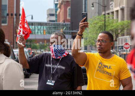 Detroit, Michigan, Stati Uniti. 4 Giugno 2021. La famiglia e gli amici dei prigionieri che dicono sono stati condannati a torto rally fuori del tribunale penale edificio, la Frank Murphy Hall of Justice. Credit: Jim West/Alamy Live News Foto Stock