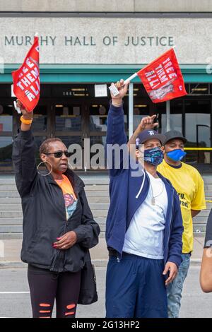 Detroit, Michigan, Stati Uniti. 4 Giugno 2021. La famiglia e gli amici dei prigionieri che dicono sono stati condannati a torto rally fuori del tribunale penale edificio, la Frank Murphy Hall of Justice. Credit: Jim West/Alamy Live News Foto Stock