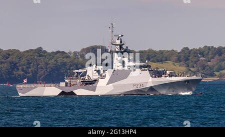 Falmouth, Regno Unito. 04 giugno 2021. L'iconico schema di vernice "Dazzle" in tempo di guerra è stato recentemente applicato a HMS Spey. Visto qui come HMS Spey lascia Falmouth Harbor lo schema è stato usato per la prima volta nella prima guerra mondiale, meno nella seconda guerra mondiale, forme contrastanti, angoli e colori sono stati ideati per rendere difficile per i sommergiatori misurare la direzione di viaggio e la velocità della nave. HMS Spey ora si unisce a HMS Tamar in questa livrea di guerra Credit: Bob Sharples/Alamy Live News Foto Stock