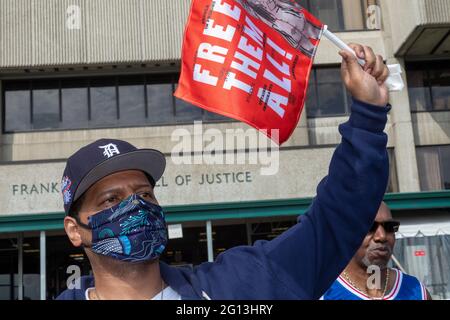 Detroit, Michigan, Stati Uniti. 4 Giugno 2021. La famiglia e gli amici dei prigionieri che dicono sono stati condannati a torto rally fuori del tribunale penale edificio, la Frank Murphy Hall of Justice. Credit: Jim West/Alamy Live News Foto Stock