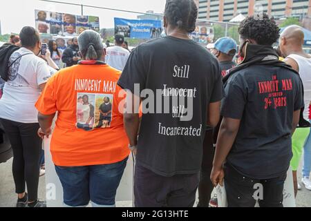 Detroit, Michigan, Stati Uniti. 4 Giugno 2021. La famiglia e gli amici dei prigionieri che dicono sono stati condannati a torto rally fuori del tribunale penale edificio, la Frank Murphy Hall of Justice. Credit: Jim West/Alamy Live News Foto Stock