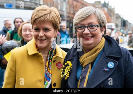 Il 1 novembre 2019, Nicola Sturgeon leader della SNP con Joanna Cherry che si batte insieme a Leith a Edimburgo, Scozia, Regno Unito Foto Stock